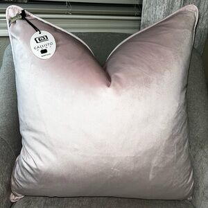 1-NWT CALLISTO HOME PASTEL PINK LUXURY VRLVET DEVORATIVE PILLOW